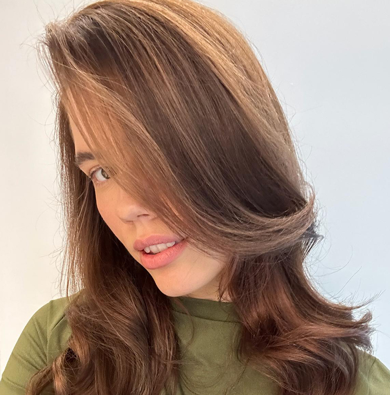 Image of a woman with hair coloured in Rose Brunette by L'Oreal