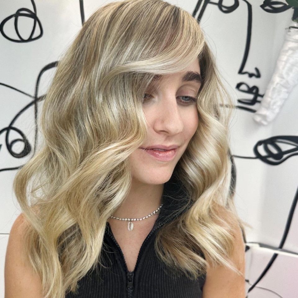 Wavy blonde with a long cut in fringe