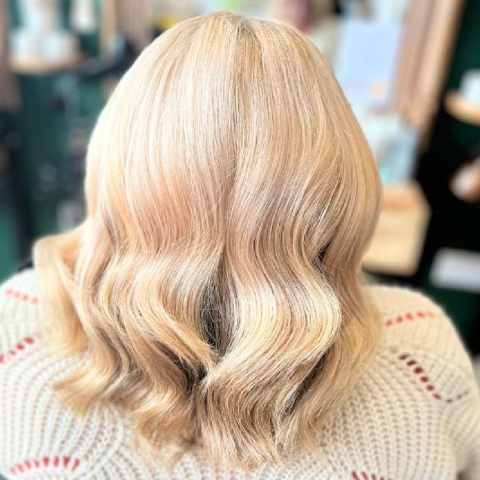 Shoulder length straight blonde hairstyle