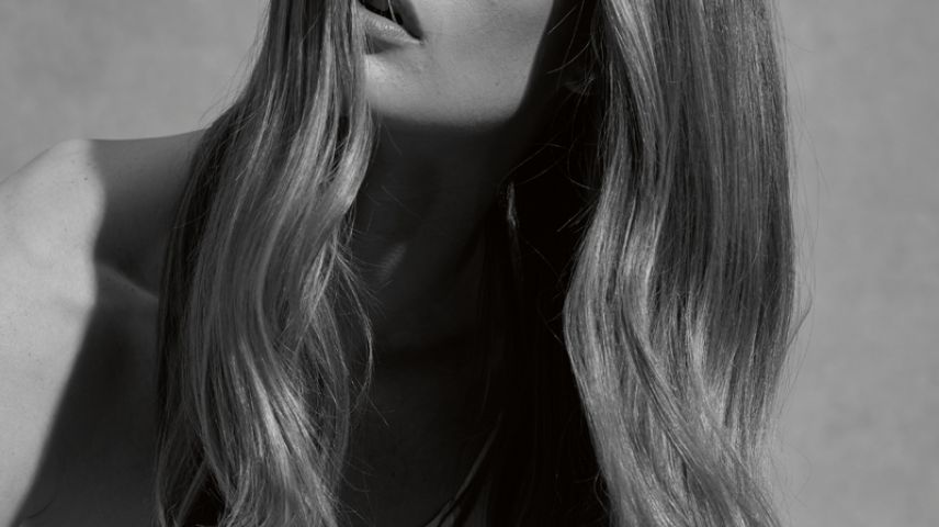 Woman with soft waves in her hair created by ALTERNA