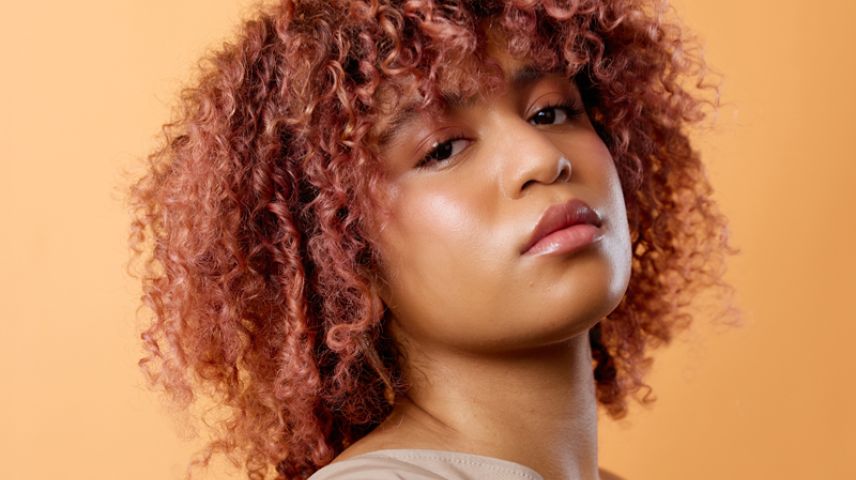 Woman with curly hair modelling evo's new horizon colour